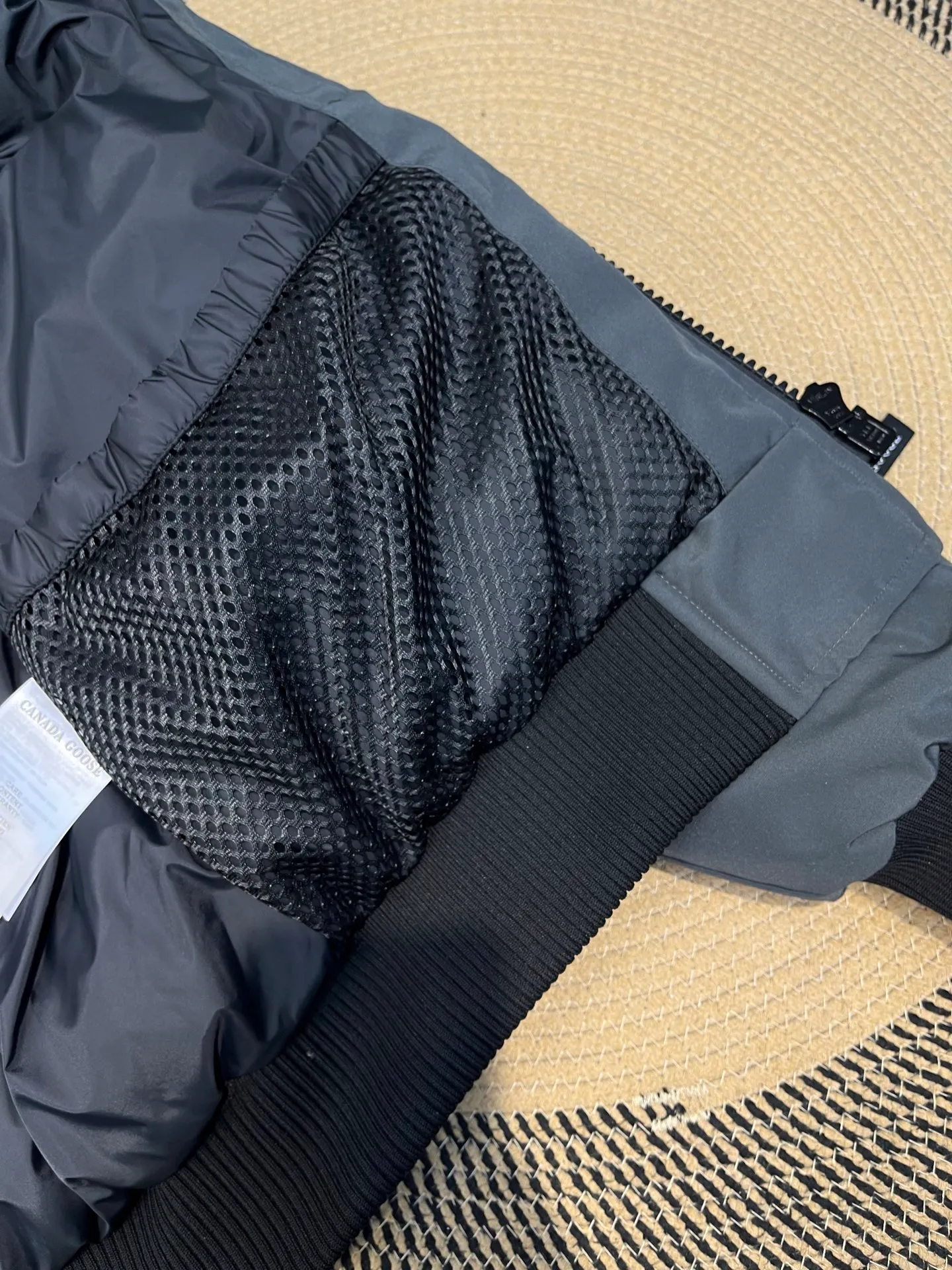 P780 high-end version (new version of Big Goose 01) Canada Goose Canada Goose #Chilliwack 7999M bomber jacket short down jacket/01 model #Men and Women Same Style# ➖ Genuine synchronous anti-counterfeiting chip sensor! ➖ Imported 21S polyester-cotton blended original fabric [last year’s 16S/18S hard fabrics have been completely eliminated, this year all use 21S genuine synchronous fabrics, the soft mid-strap feels delicate and textured], genuine synchronous Feather-Light 10D waterproof coating fabric, made of 84.5 polyester fiber and 15.5 cotton, 100% the best feel in the entire network! ➖ The genuine official website is synchronized with the national standard 80 white duck down, you can check the official website customer service, there will never be a series of misleading claims such as 90 down or goose down! ➖ Using the best nylon lining with double double-layer sealing design, velvet-proof No. 7 needle + grid-filled down ready-made garments, there is 100% no so-called velvet running! ➖ The cuffs are designed with thickened seamless threads, and the collar and pockets are lined with top-quality polar fleece to keep you warm and comfortable! ➖ Yoshida YKK provides original custom-made electroplated sliders. YKK two-way lockable zippers are tight and smooth and will not peel off paint! ➖ 3M composite guarantees that the Velcro is the same as the original, durable, and all accessories and hardware are custom-made! ➖ Imported BEHRINGER embroidery machine to customize the 10,000-needle embroidery logo, 98% of which can be reproduced to restore the original logo. You can check and compare on the official website! ➖ The fur collars are all made of large pieces of Western Canadian blue wolf hide, ensuring that each fur collar is 13-15cm wide!   Size:XS-XXL